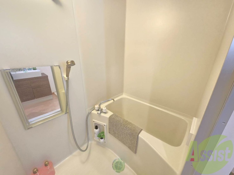 バス・シャワールーム　バスルームは狭すぎず、シャワーも浴びやすそうです。