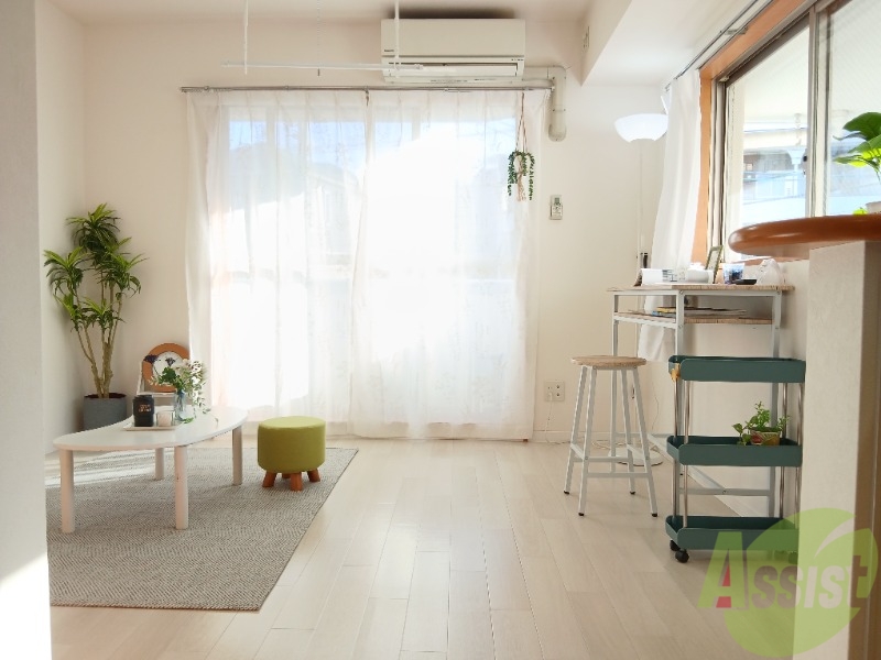 居室・リビング　７帖の洋室です。広々として、きれいですね。