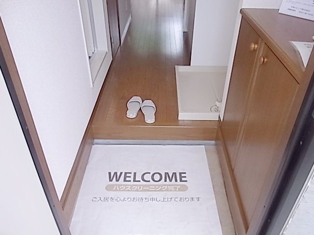 玄関　★下駄箱完備★