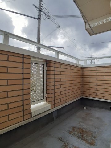 バルコニー　暖かな日差しのふりそそぐバルコニー