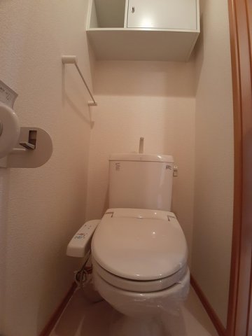 トイレ　落ち着いた色調のトイレです