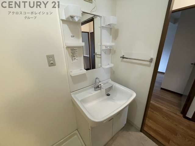 洗面設備　収納棚があって便利です♪