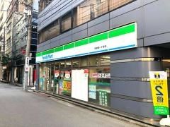 コンビニ　ファミリーマート 内神田一丁目店（コンビニ）まで52m