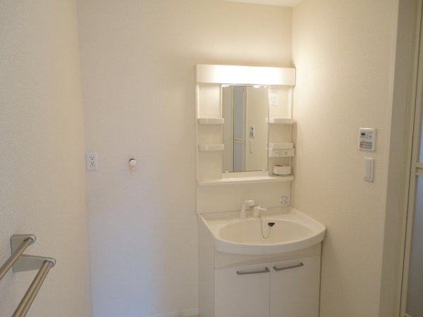 洗面設備　清潔感のある独立洗面台