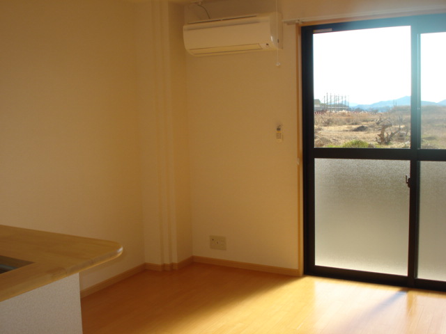 居室・リビング　リビング(反転)（イメージ）