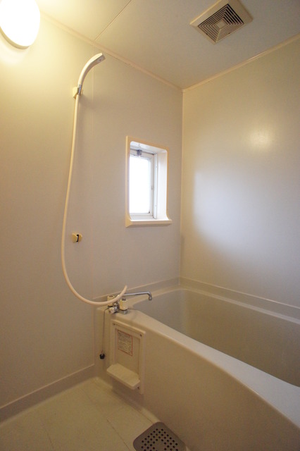 バス・シャワールーム　窓付きのバスルーム♪換気もできて気持ちいいです♪