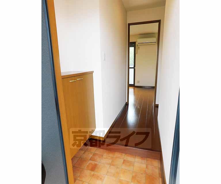 その他部屋・スペース　玄関からリビングを見たところ