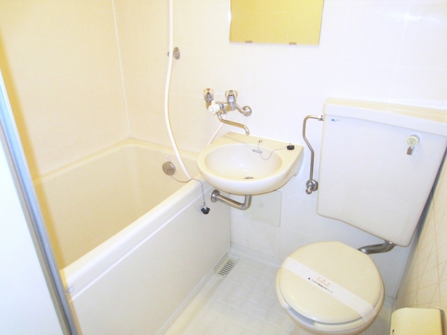 バス・シャワールーム　３点のユニットバスです