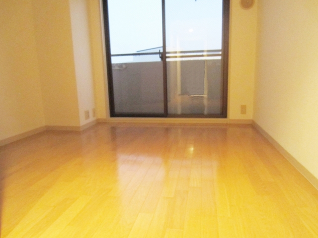 居室・リビング　フローリングのきれいな室内