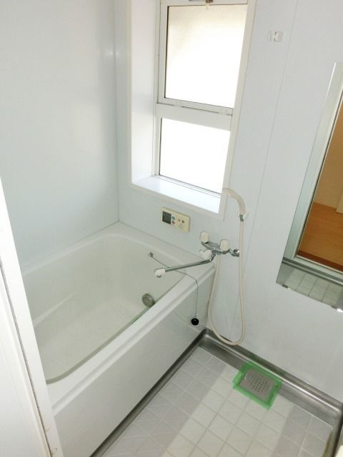 バス・シャワールーム　窓付きのバスルーム。