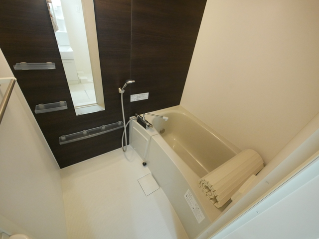 バス・シャワールーム　★鏡付の清潔感のあるバスルームです★