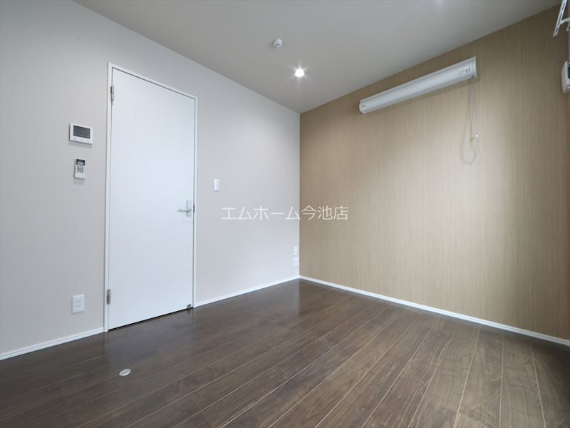 その他　洋室5.8帖　エアコン付　収納充実しています