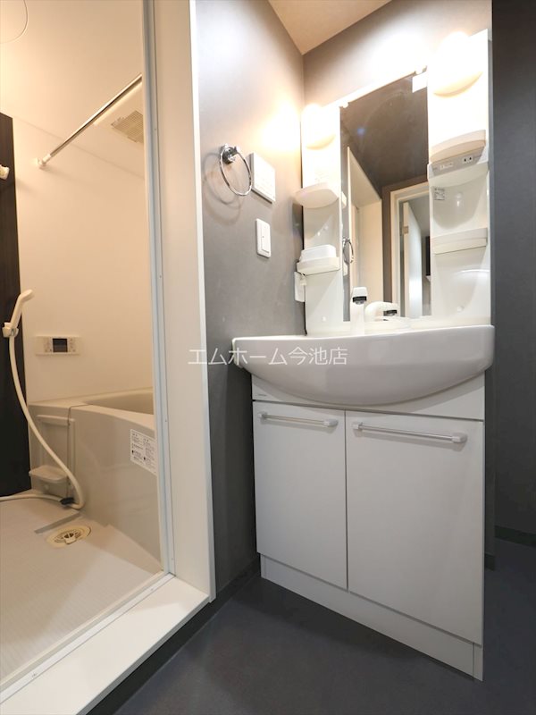 洗面設備　脱衣所　独立洗面台（シャンプードレッサー付）