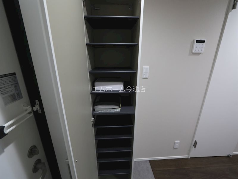 玄関　玄関（シューズボックス充実）