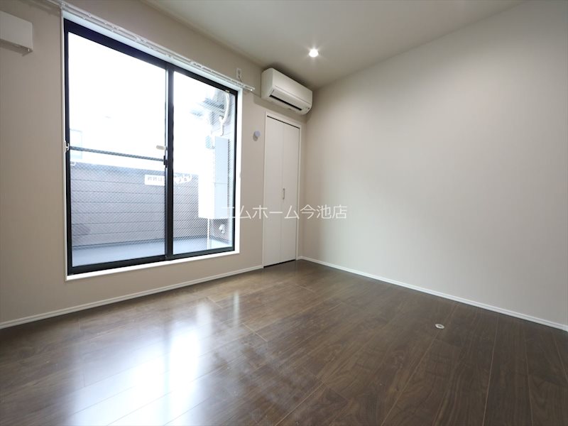 バルコニー　洋室5.8帖　エアコン付　収納充実しています