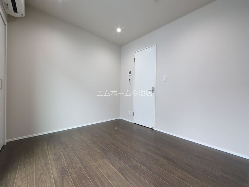 居室・リビング　洋室5.8帖　エアコン付　収納充実しています