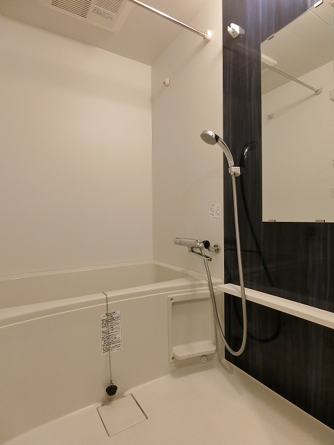 バス・シャワールーム　追い焚き機能・浴室暖房乾燥機付き＆物干しバー付きバスルーム！