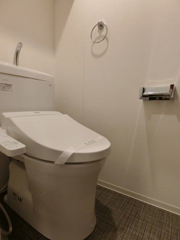 トイレ　トイレは温水洗浄便座付き♪人気のバストイレ別です♪横にはタオ