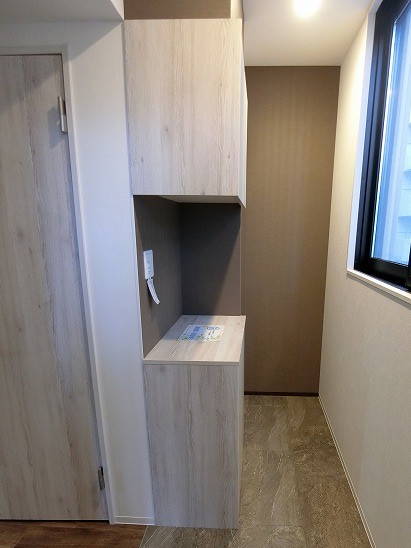 玄関　玄関には上下タイプのシューズボックス付き！間のスペースは飾り