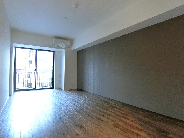 居室・リビング　南東向き洋室12.8帖☆バルコニーに繋がる角部屋のお部屋です