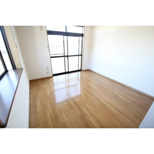 居室・リビング　洋室７．５帖　角部屋　２面採光