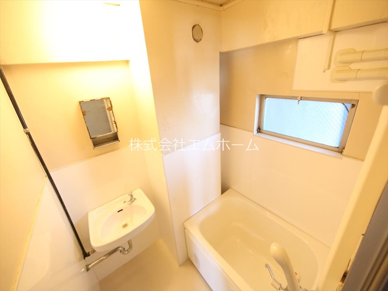 バス・シャワールーム　バスルーム（お風呂トイレ別）窓付（換気良好）