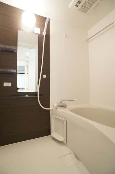 バス・シャワールーム　浴室乾燥機付で雨の日もお洗濯が可能です。