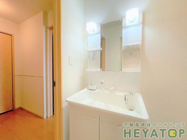 洗面設備　便利なシャワー付き洗面化粧台