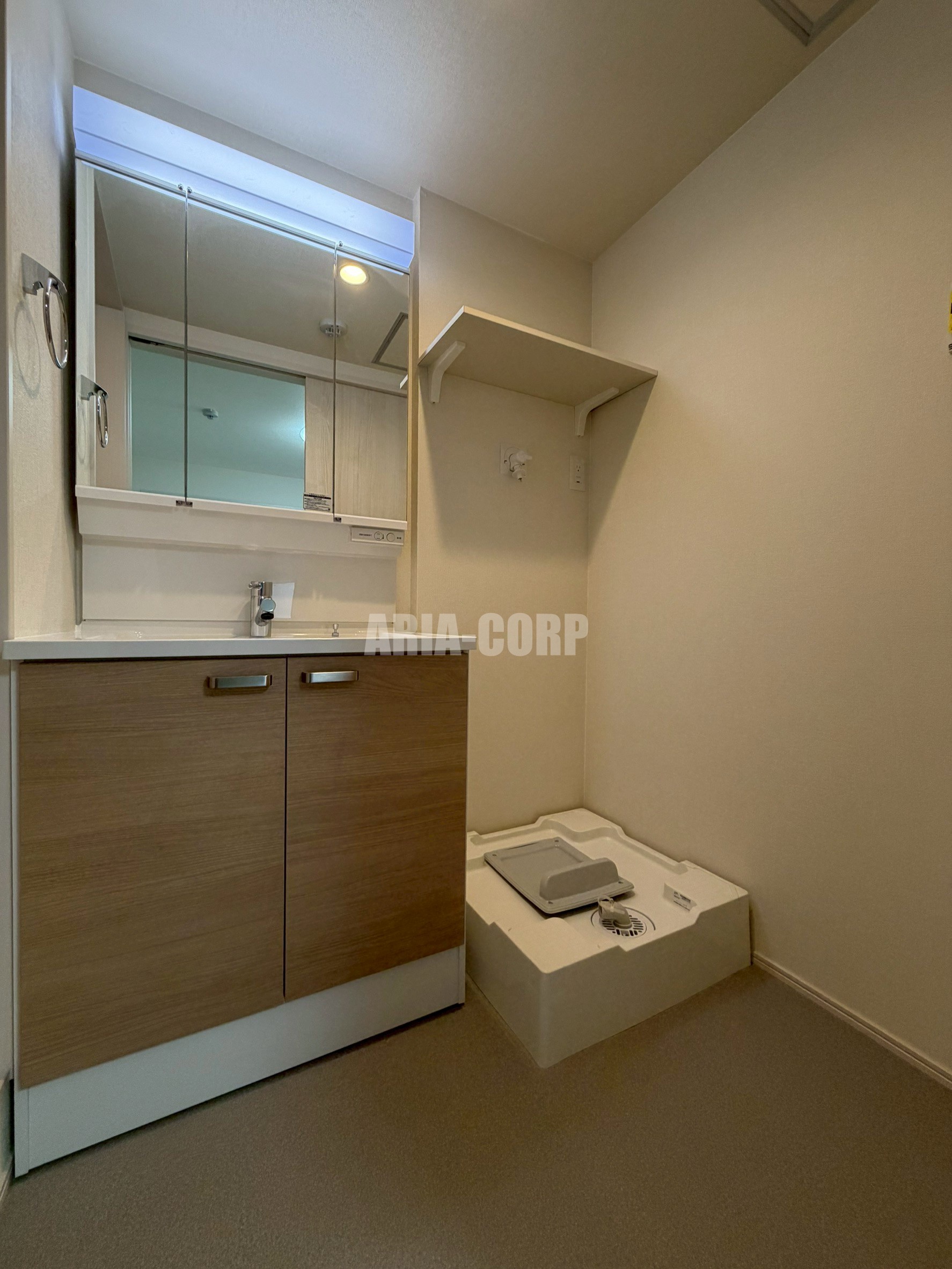 洗面設備　三面鏡を採用したシャンプドレッサー付で収納も豊富◎