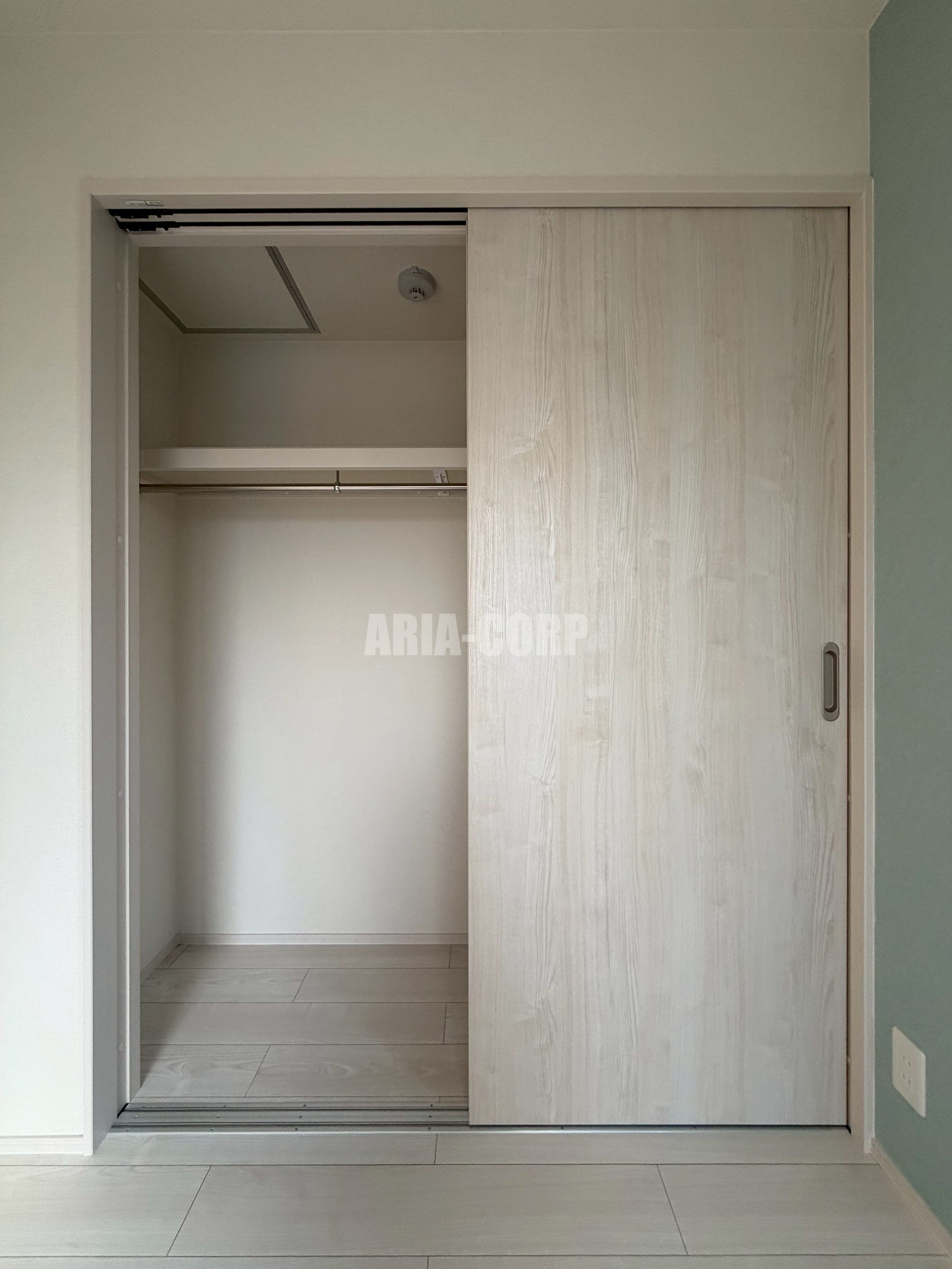 収納　洋室には幅広クローゼットを完備♪