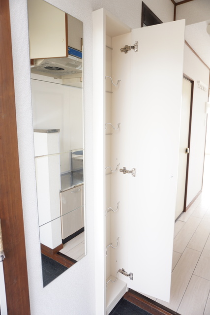 玄関　玄関には鏡とシューズＢＯＸあります☆