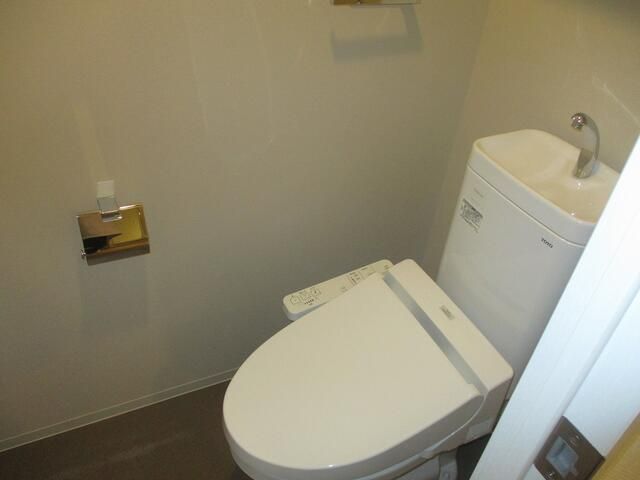 トイレ　別タイプ部屋　参考写真です