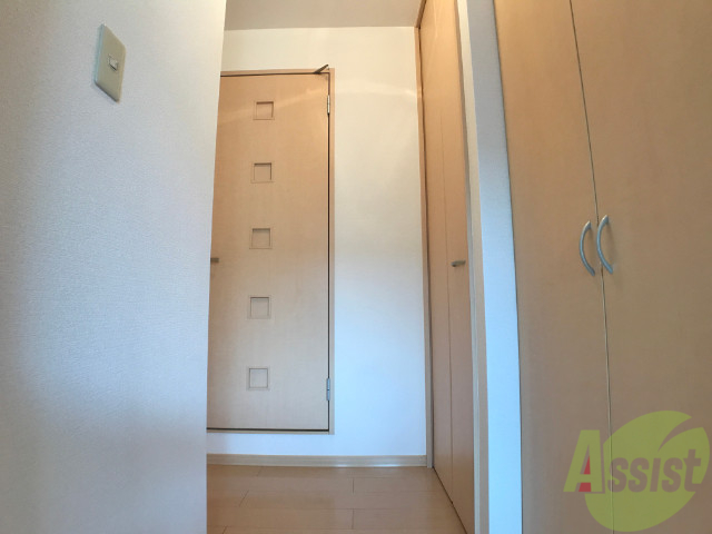 玄関　玄関から入ってスグ右に下足入れがあります。