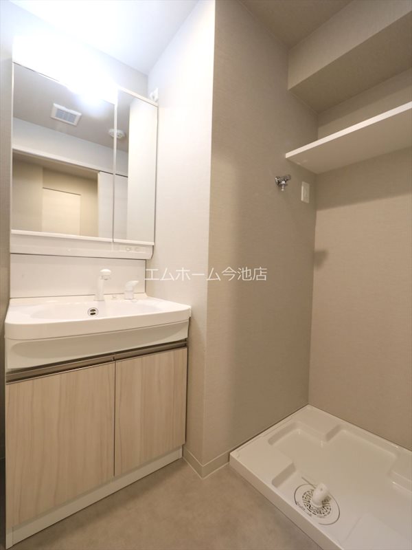 洗面設備　脱衣所　独立洗面台（シャンプードレッサー付）