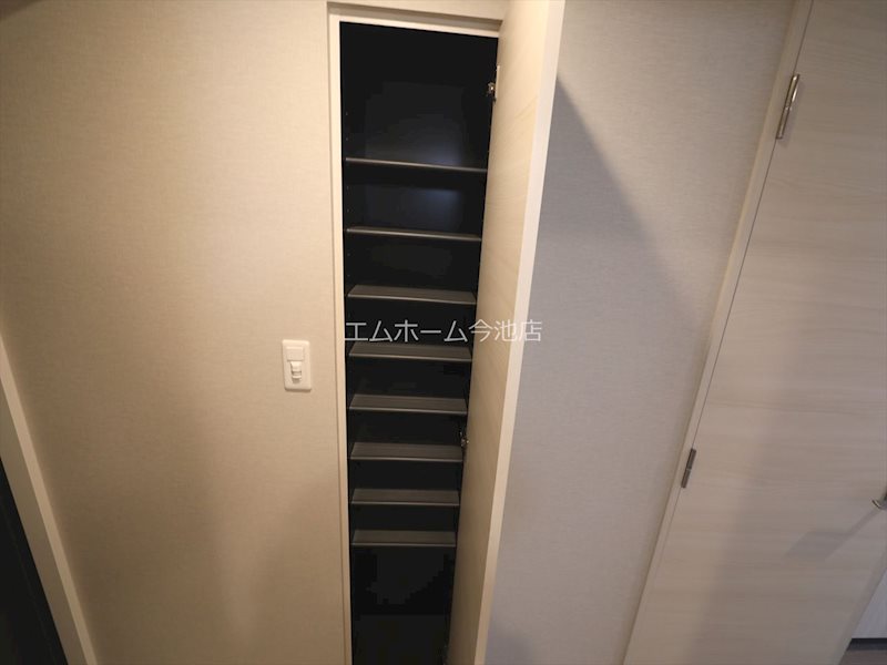 玄関　玄関（シューズボックス充実）