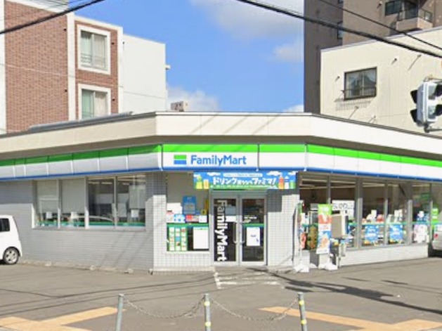 コンビニ　ファミリーマート札幌北11条東6丁目店（コンビニ）まで77m