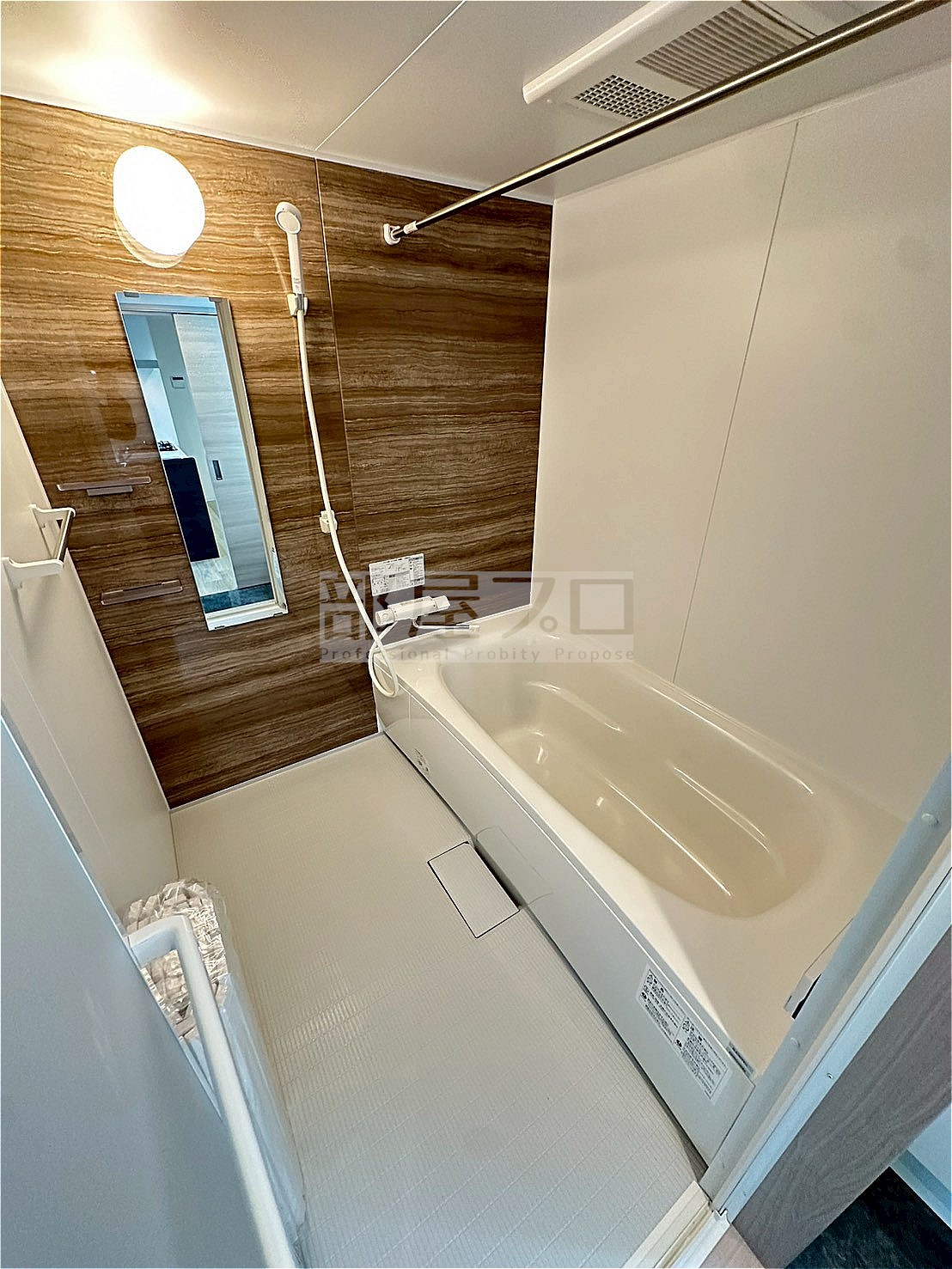 バス・シャワールーム　トイレは温水洗浄便座付き