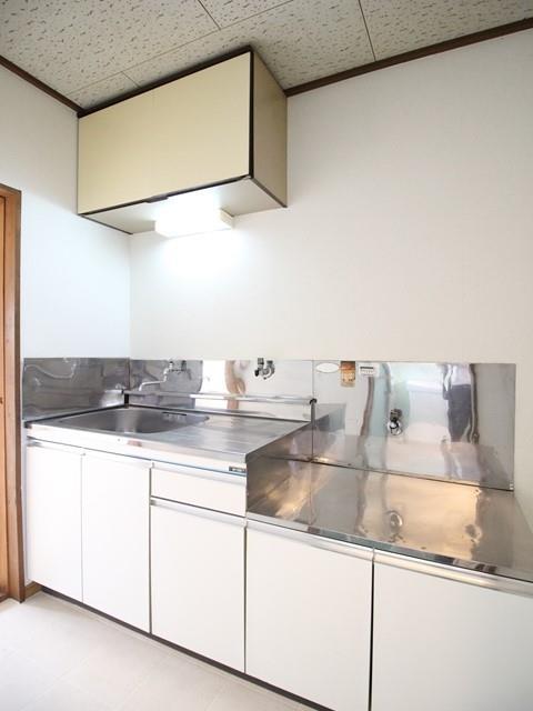 キッチン　キッチン上部に棚あります