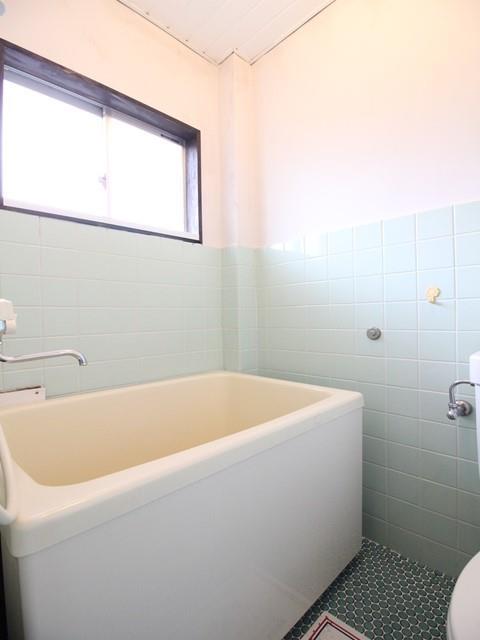 バス・シャワールーム　お風呂に大きな窓があり明るく換気も充分。