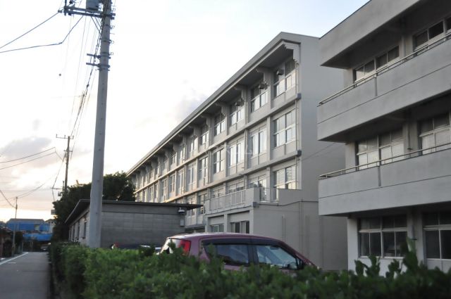 中学校　沼津市立片浜中学校（中学校）まで801m
