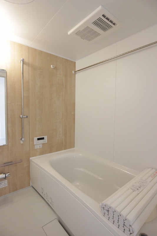 バス・シャワールーム　便利な浴室乾燥機付きのゆったりバスルーム☆