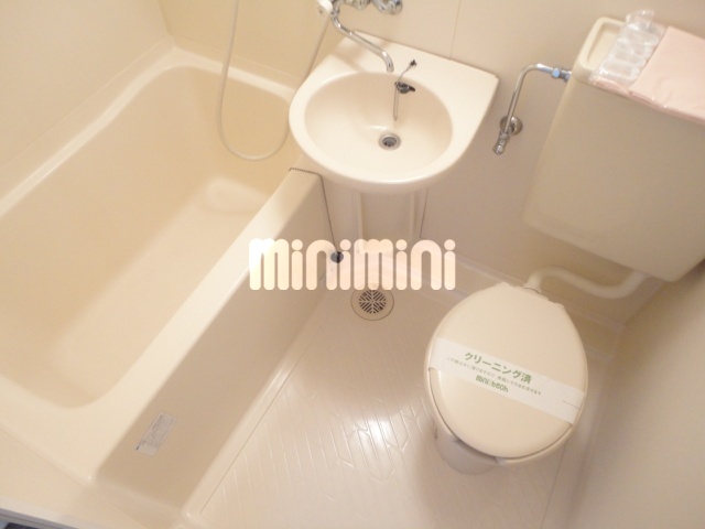 バス・シャワールーム　清潔感のあるバスルーム