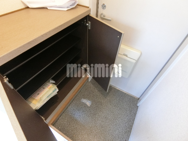 玄関　玄関にはシューズボックスがあります。