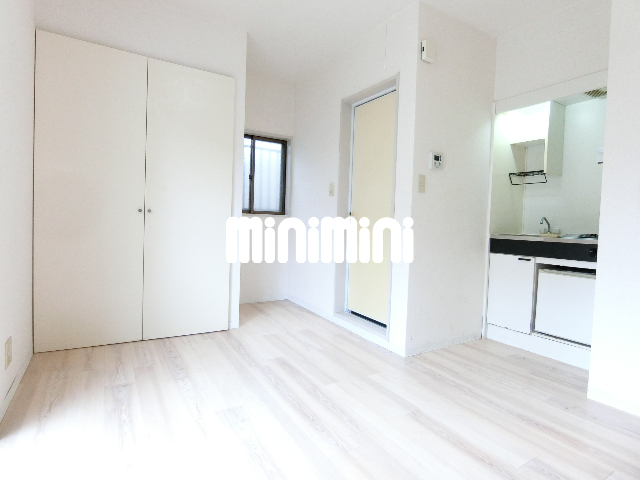 居室・リビング　白が基調の明るいお部屋