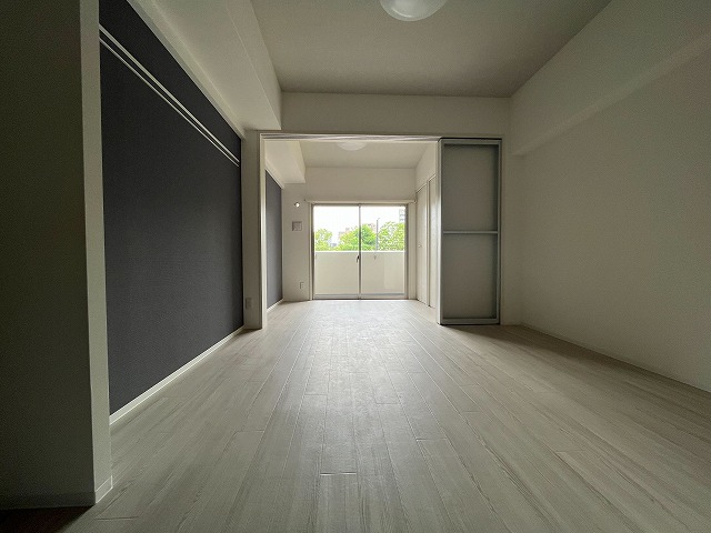 居室・リビング　同物件、別号室のものです。