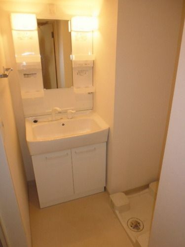 洗面設備　★朝の支度に便利な独立洗面台付です★