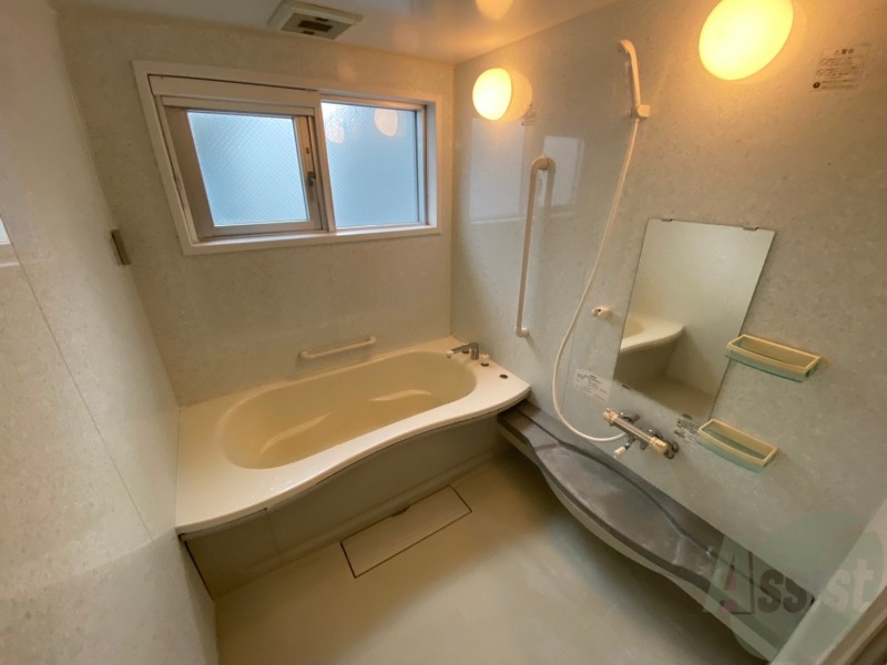 バス・シャワールーム　広々したお風呂で快適にくつろげそうです。