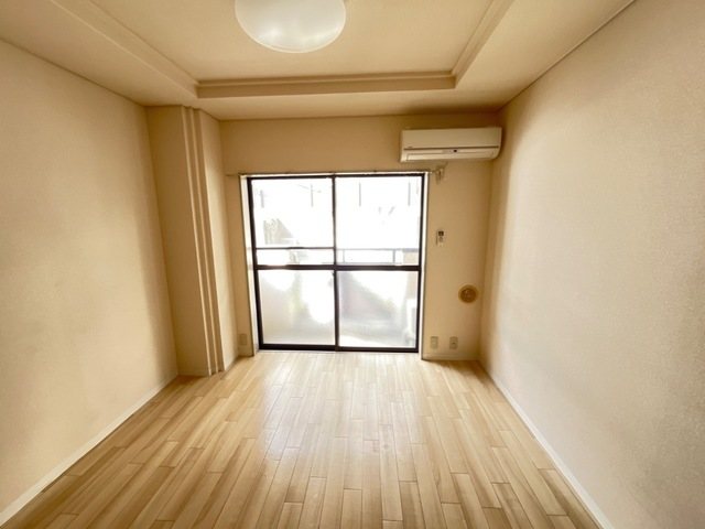 居室・リビング　たっぷり収納もあるお部屋です。