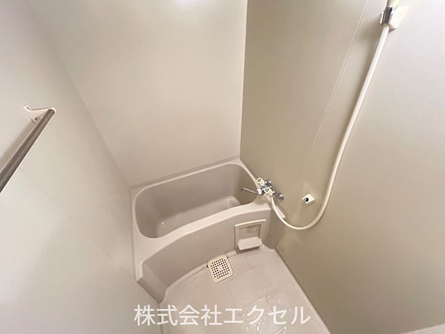 バス・シャワールーム　ゆったりした浴室です。