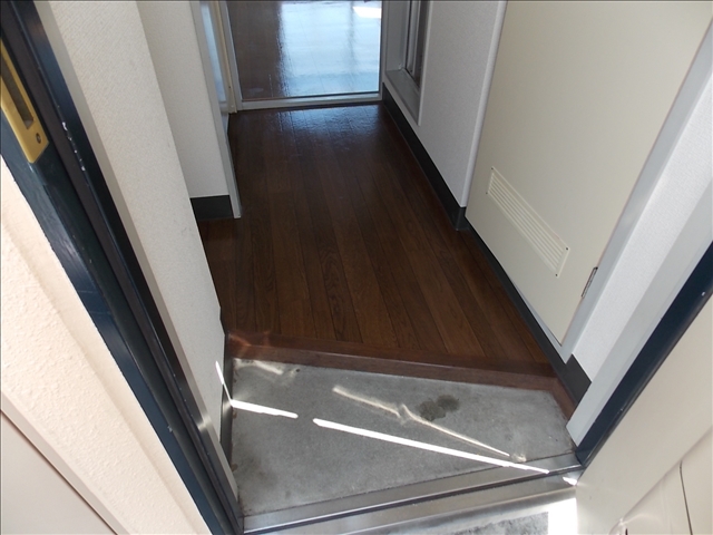 玄関　写真は３０５のものです